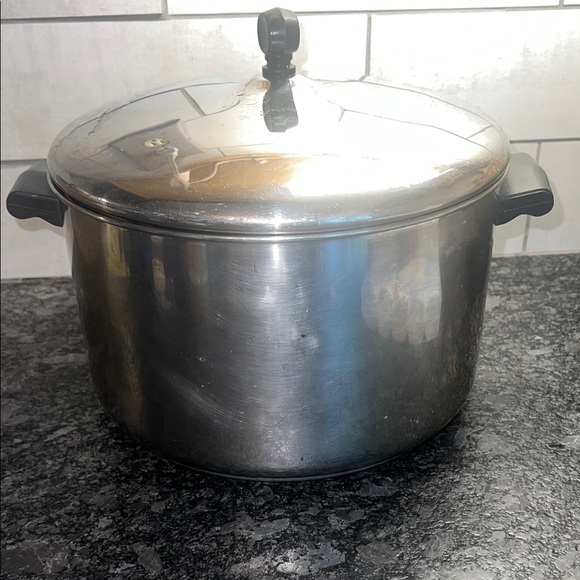 8qt Farberware Stainless Steel Stock Pot with Lid.  Exc condition - Picture 1 of 4